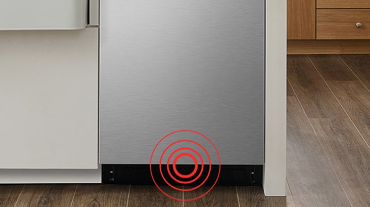 Un lave-vaisselle encastré met en évidence la détection de fuite à la base pour éviter les dégâts d’eau.